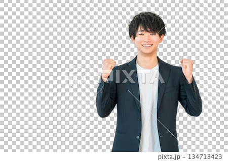 ガッツポーズするジャケット姿の若いビジネスマン（やる気,期待,嬉しい,成功,元気,嬉しい,喜ぶ） 134718423