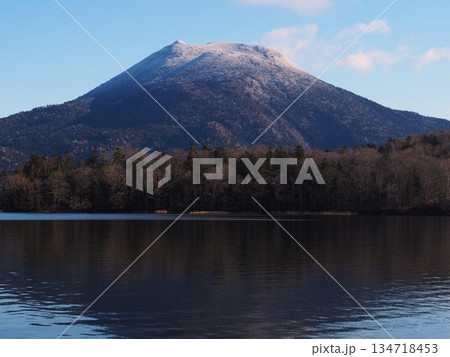 晩秋の早朝の雄阿寒岳 晩秋の早朝の雄阿寒岳 134718453