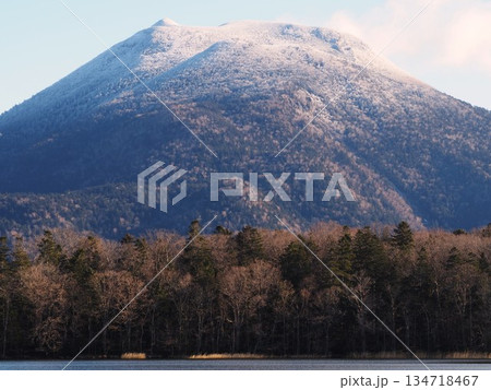 晩秋の早朝の雄阿寒岳 晩秋の早朝の雄阿寒岳 134718467