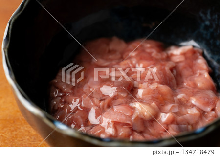 小鉢に入ったカツオの酒盗のクローズアップ 134718479