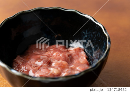 小鉢に入ったカツオの酒盗のクローズアップ 134718482