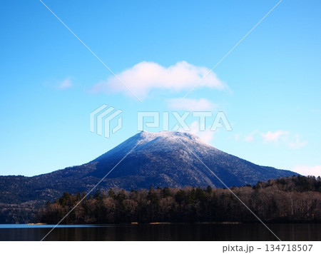 晩秋の早朝の雄阿寒岳 晩秋の早朝の雄阿寒岳 134718507