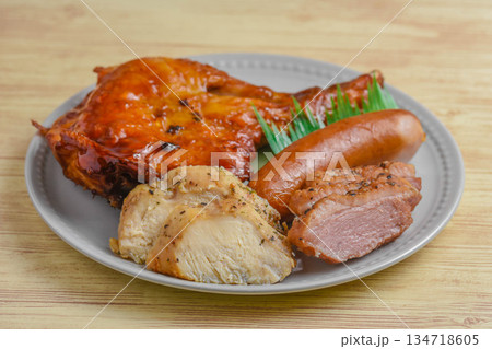 クリスマスチキンとオードブル 134718605