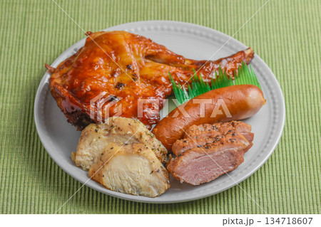 クリスマスチキンとオードブル クリスマスチキンとオードブル 134718607