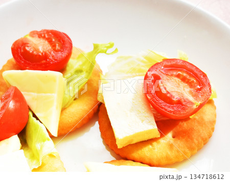 お味噌で漬けたチーズ風豆腐　洋風アレンジでパーティのおつまみにも 134718612