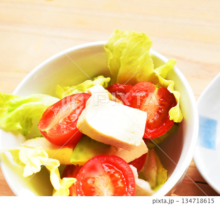 お味噌で漬けたチーズ風豆腐を入れたミニサラダ　洋風アレンジでパーティのおつまみにも 134718615