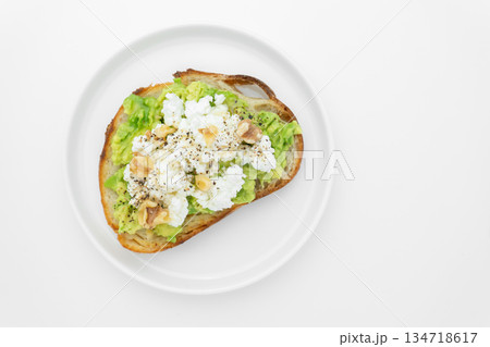 アボカドトーストの朝食 134718617