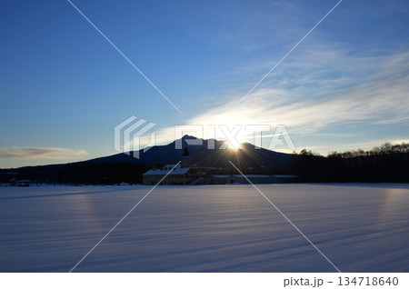 斜里岳からの日の出とパパスシャトー 134718640
