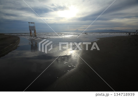 夕暮れの海岸 夕暮れの海岸 134718939