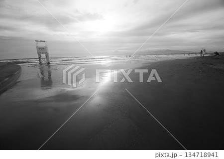 海に沈む夕日 海に沈む夕日 134718941