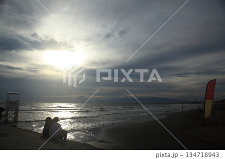 海辺で眺めるるカップル 海辺で眺めるるカップル 134718943