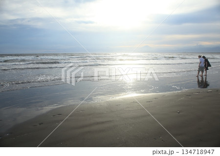 海に沈む夕日 海に沈む夕日 134718947