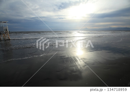 海に反射する夕暮れの海 134718959