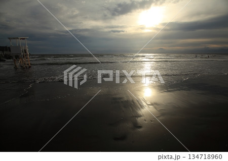 海に反射する夕日 海に反射する夕日 134718960