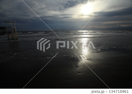海に反射する夕暮れの海 海に反射する夕暮れの海 134718961