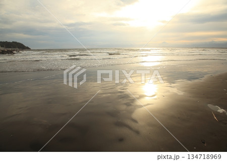 美しい海岸の夕日 134718969