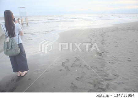 海を眺める女性 海を眺める女性 134718984