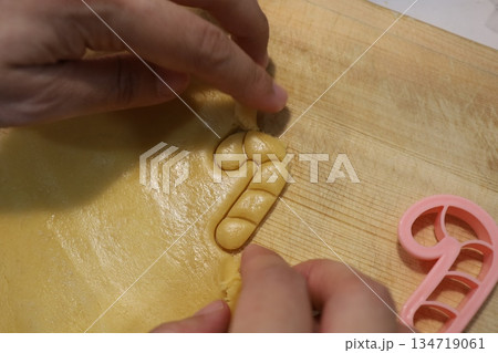 クッキー型で生地を抜く手元 お菓子作りのひととき 134719061
