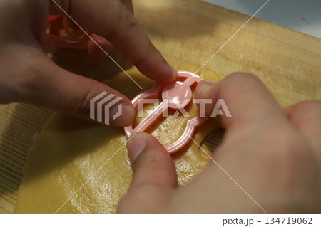 クッキー型で生地を抜く手元 お菓子作りのひととき クッキー型で生地を抜く手元 お菓子作りのひととき 134719062
