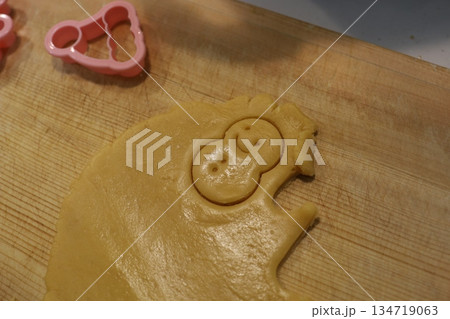 クッキー型で生地を抜く手元 お菓子作りのひととき クッキー型で生地を抜く手元 お菓子作りのひととき 134719063