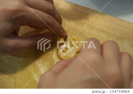 クッキー型で生地を抜く手元 お菓子作りのひととき 134719064