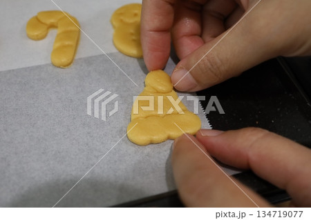 手作りクッキーを成形する指先 焼く前のお菓子作り風景 134719077