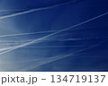 青い空に浮かんだいく筋もの飛行機雲 134719137