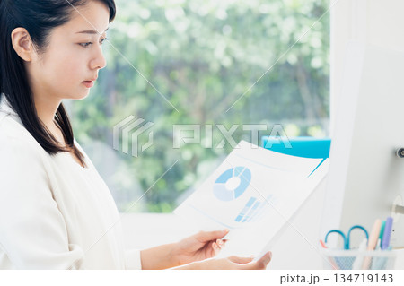 事務作業をする若い女性 事務作業をする若い女性 134719143