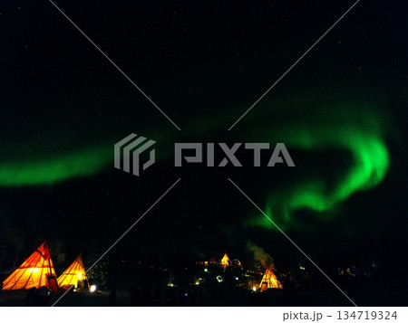 冬のカナダ　イエローナイフのグレートスレーブ湖畔からレベル4のオーロラを観賞 134719324