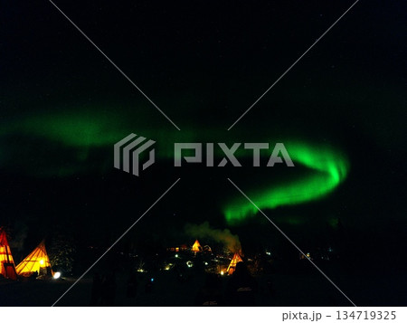 冬のカナダ　イエローナイフのグレートスレーブ湖畔からレベル4のオーロラを観賞 134719325