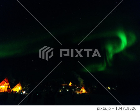 冬のカナダ　イエローナイフのグレートスレーブ湖畔からレベル4のオーロラを観賞 134719326