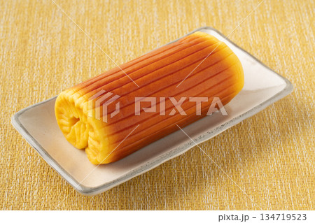 お皿に載せた1本まるごとの伊達巻 134719523