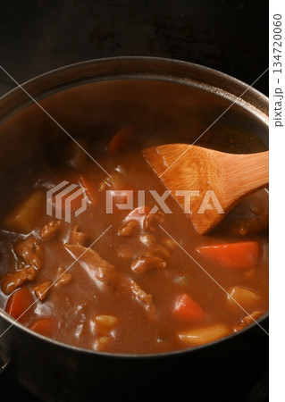 鍋に入った出来たてのカレールウ 134720060