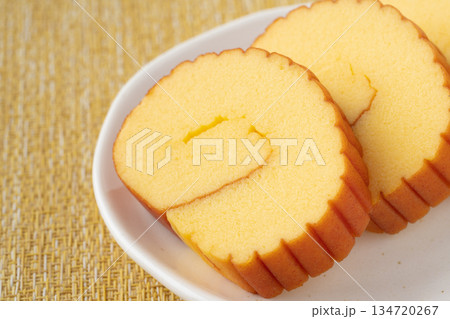 カットした伊達巻のクローズアップ 134720267