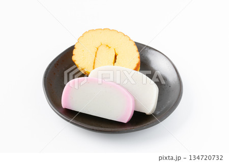 白背景にお皿に載せた伊達巻と紅白かまぼこ 134720732