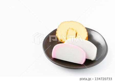白背景にお皿に載せた伊達巻と紅白かまぼこ 白背景にお皿に載せた伊達巻と紅白かまぼこ 134720733