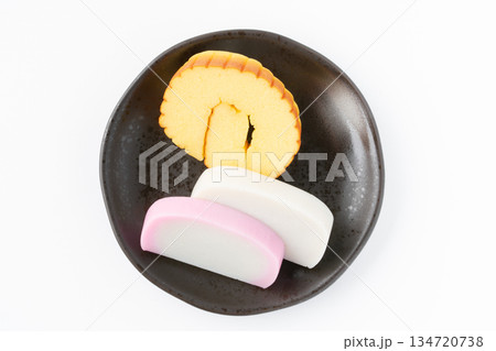 白背景にお皿に載せた伊達巻と紅白かまぼこ 134720738