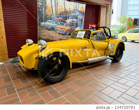 黄色い車　CATERHAM7 134720781