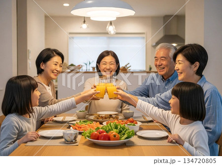 夕食を囲み乾杯する三世代家族 祖父母と親子 笑顔の食卓 ライフスタイル 日本の家庭料理 AI生成画像 134720805