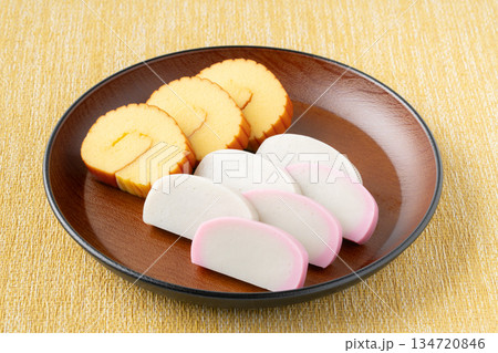 美しく盛りつけた伊達巻と紅白かまぼこ 134720846