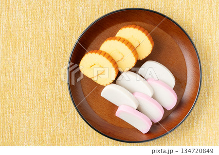 美しく盛りつけた伊達巻と紅白かまぼこ 134720849