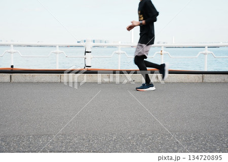 朝活イメージ 海岸をランニングする男性 朝活イメージ 海岸をランニングする男性 134720895