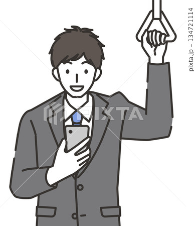 通勤中にスマホを見る笑顔のビジネスマン 134721114