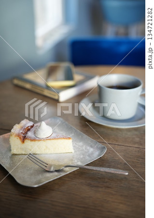 カフェでくつろぐ午後のひととき カフェでくつろぐ午後のひととき 134721282