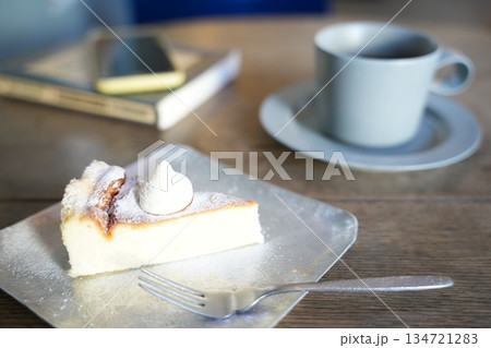 カフェでくつろぐ午後のひととき カフェでくつろぐ午後のひととき 134721283