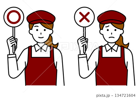 ○×マークを掲げるカフェの女性店員 134721604