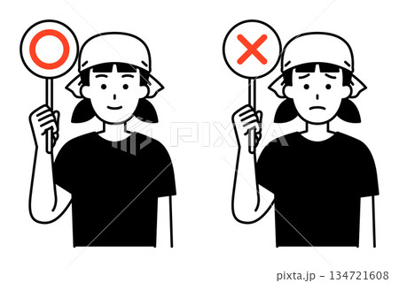 ○×マークを掲げる居酒屋の女性店員 134721608