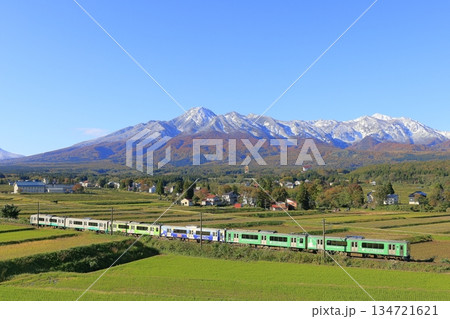 紅葉の妙高はねうまラインと初冠雪した妙高山 紅葉の妙高はねうまラインと初冠雪した妙高山 134721621