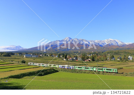 紅葉の妙高はねうまラインと初冠雪した妙高山 134721622