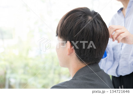 髪の毛のカットやヘアセットなどで身だしなみを整える男性の顔無しの後ろ姿 134721646